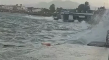 ارتفاع الأمواج يدفع مياه البحر لاقتحام الكافيهات في مدينة دهب الساحلية